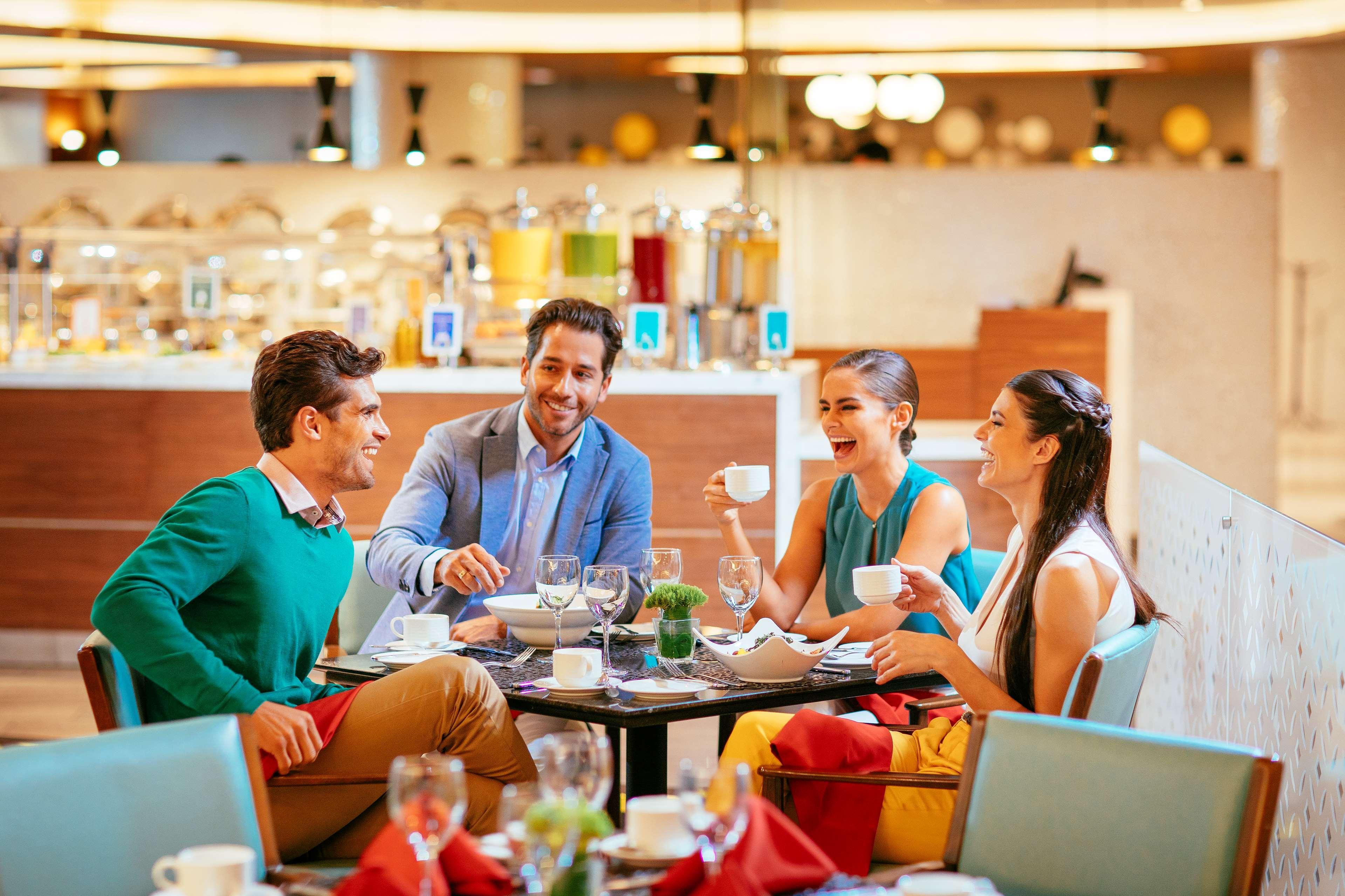 Barcelo Mexico Reforma Hotell Eksteriør bilde A group of friends dining together